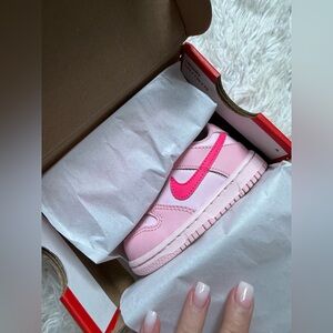 Nike Pink Sneakers Classic Design
